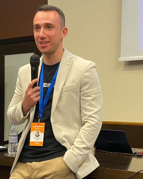 Georgi Todorov, founder of Create & Grow, speaking at an SEO conference