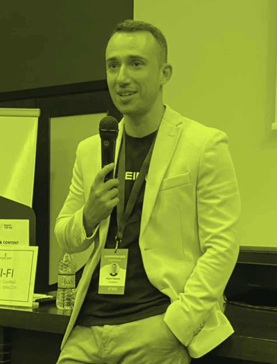 Georgi Todorov, founder of Create & Grow, speaking at an SEO conference
